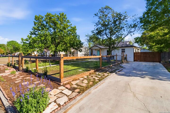 Property Photo: 124 Bryn Mawr TX 78209