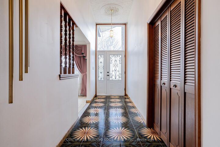 Photo de la propriété: 704 Hillman Crescent ON L4Y 2J2