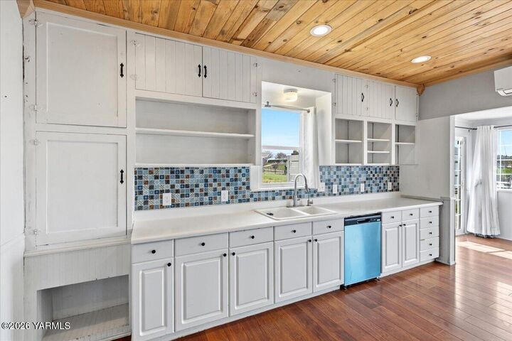 Property Photo:  740 Mapleway Rd  WA 98942 