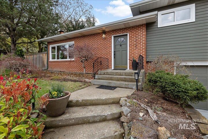 Property Photo:  1025 W Highland View Dr  ID 83702 