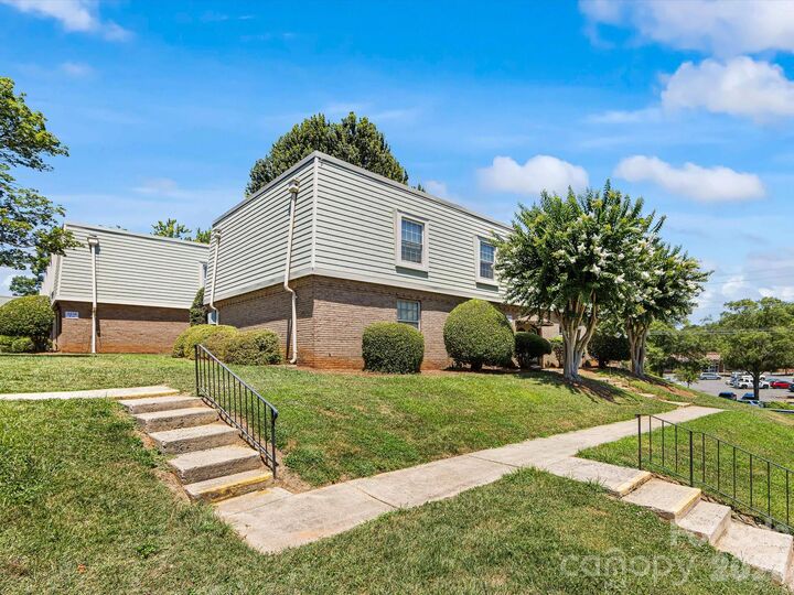 Property Photo:  2616 Park Road B  NC 28209 