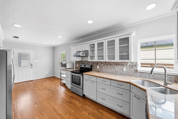 Property Photo:  4390 Varsity Lane  TX 77004 