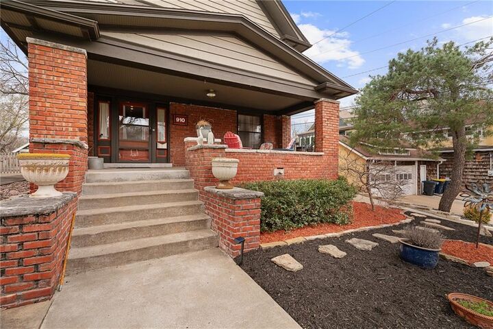 Property Photo: 910 W 33rd Terrace MO 64111