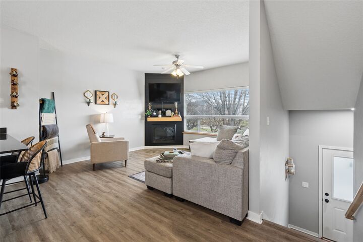 Property Photo: 301 SE 11th Street 106 IA 50111