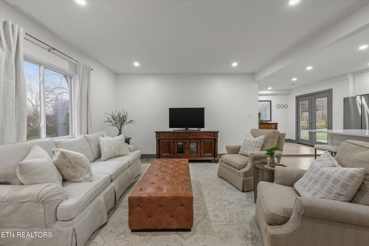 Property Photo: 3201 NE Kenilworth Lane TN 37917