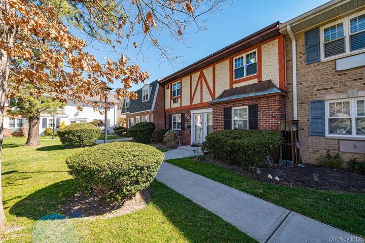 Property Photo:  21 Glen Hollow Drive G30  NY 11742 