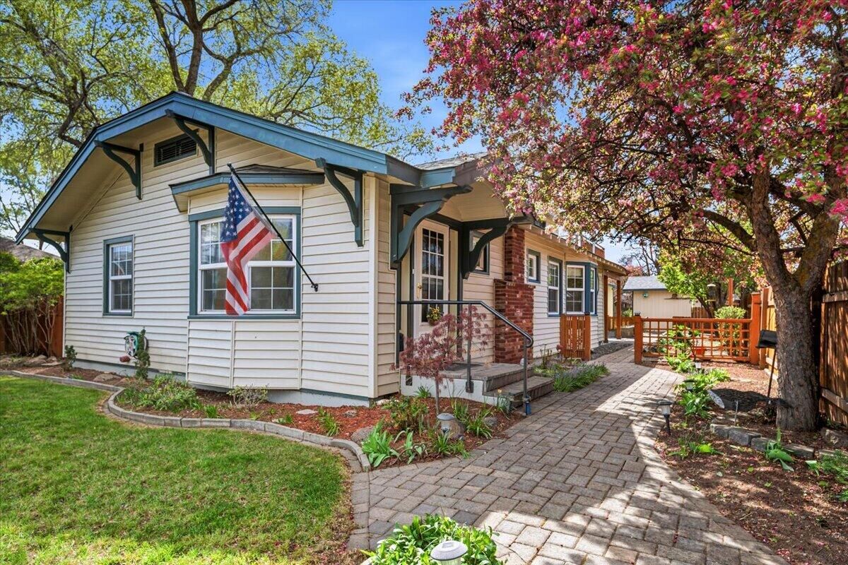 Property Photo:  726 NW Birch Avenue  OR 97756 