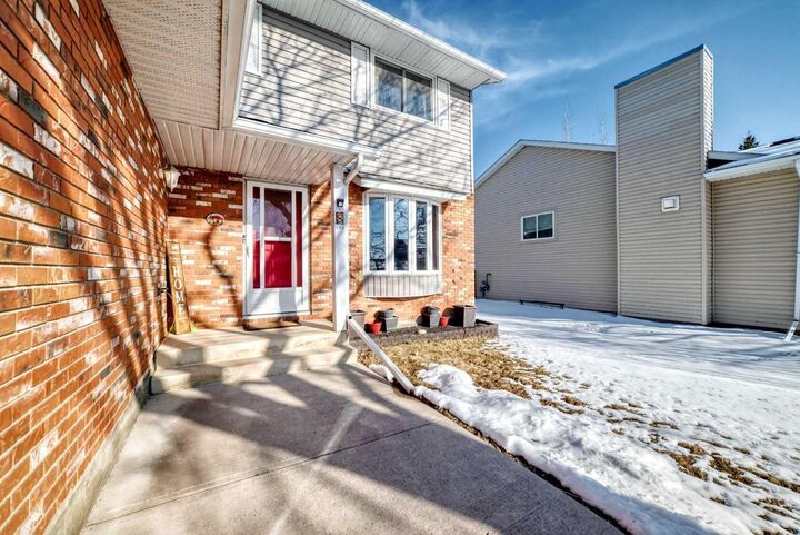 Photo de la propriété:  8 Meadow Place SE  AB T4A 1W4 