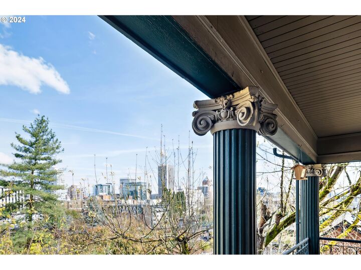 Property Photo:  1314 SW Hall St  OR 97201 