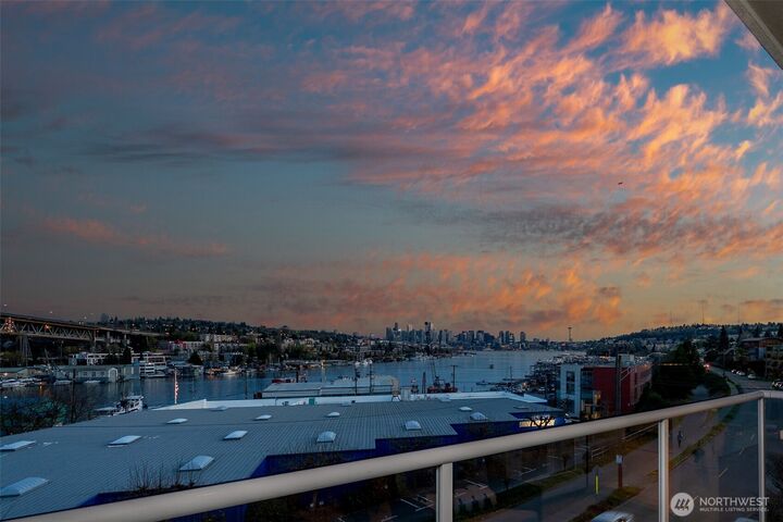 Property Photo: 3900 2nd Avenue NE 403 WA 98105