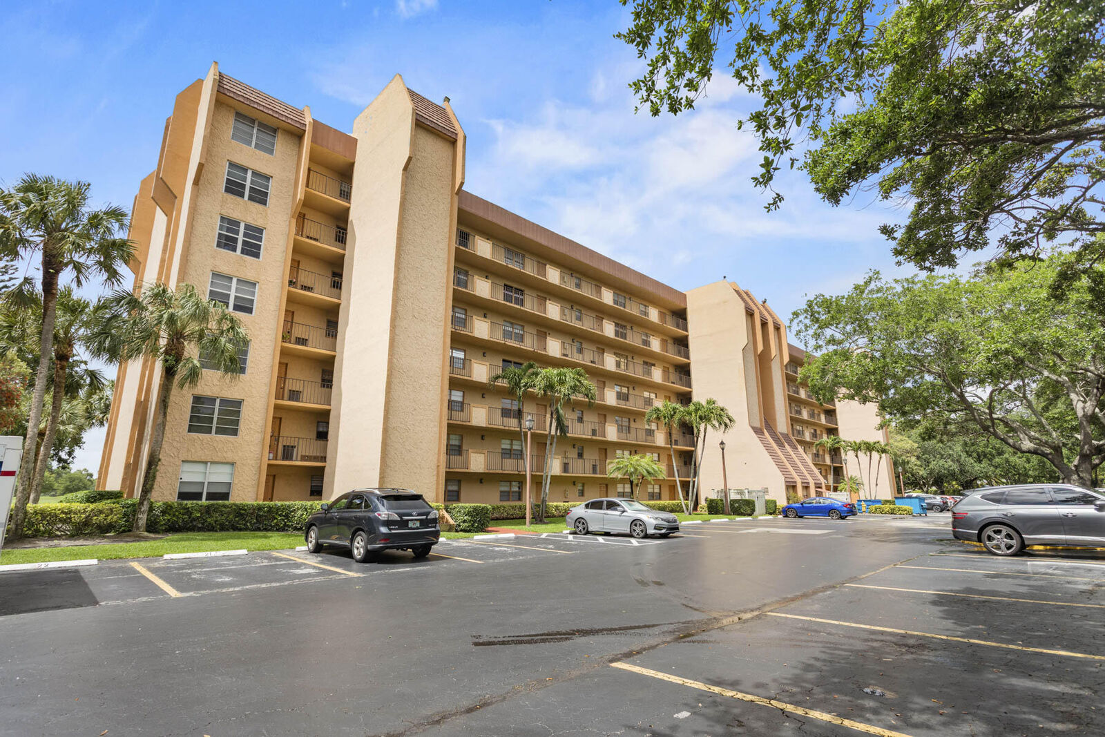 Property Photo:  3001 W Rolling Hills Circle 301  FL 33328 