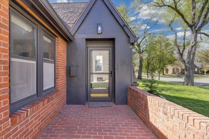 Property Photo:  170 S Battin St  KS 67218 