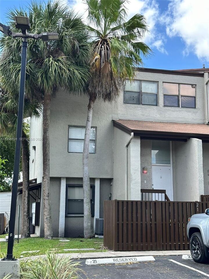 Property Photo:  10000 NW 9th St Cir 21  FL 33172 