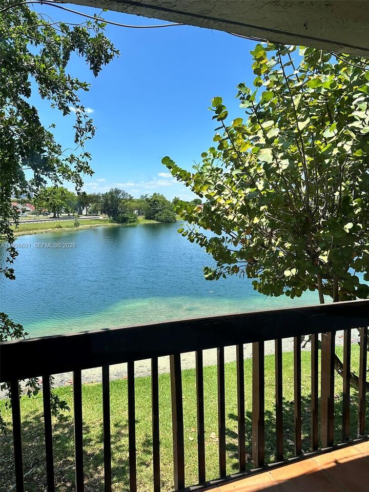 Property Photo: 10000 NW 9th St Cir 21 FL 33172