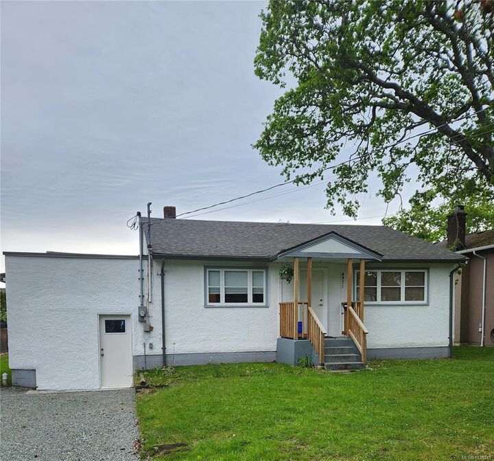 Property Photo:  4371 Shelbourne St  BC V8N 3G4 