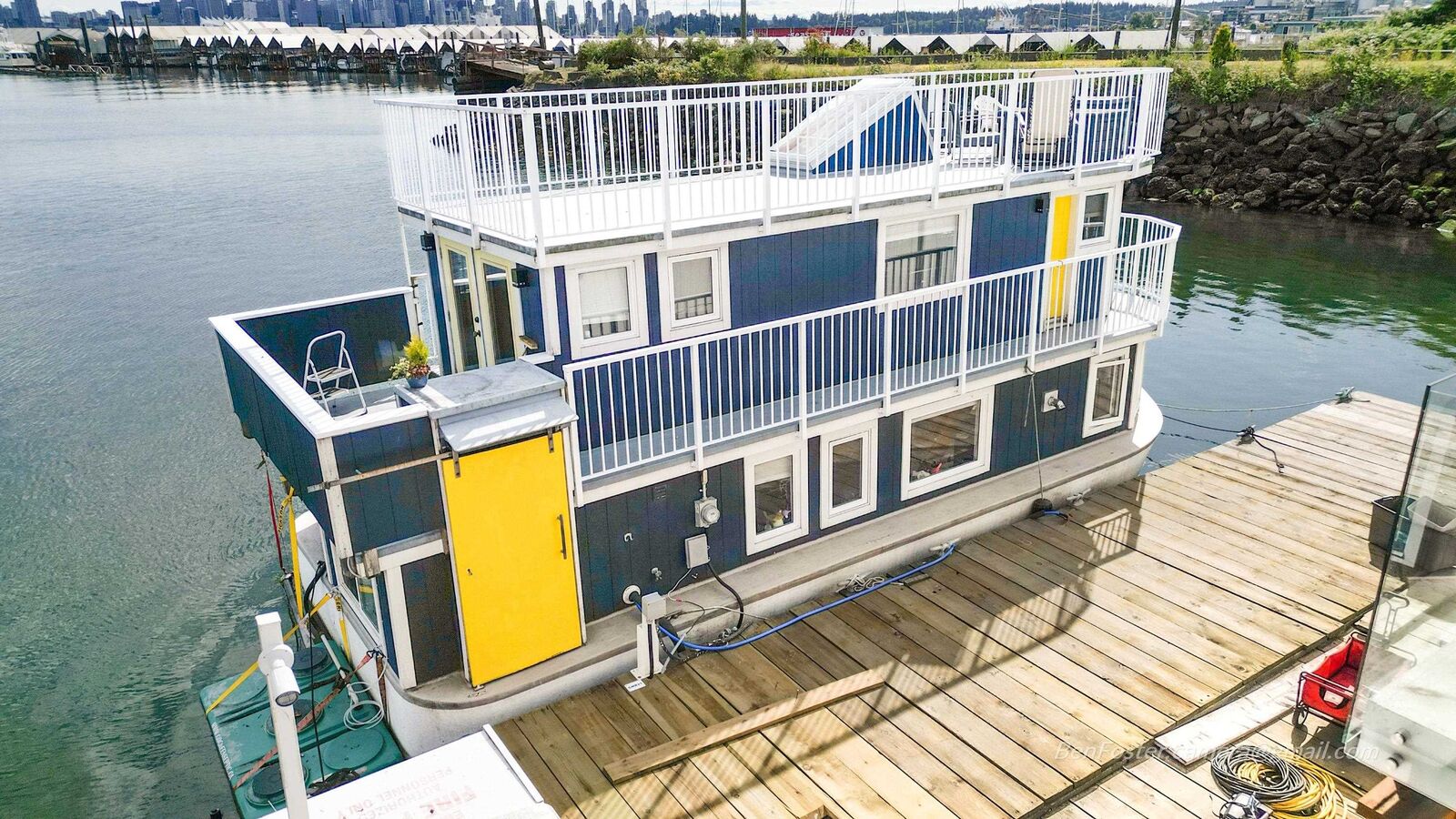 Property Photo: 415 W Esplanade Avenue BC V7M 1A4