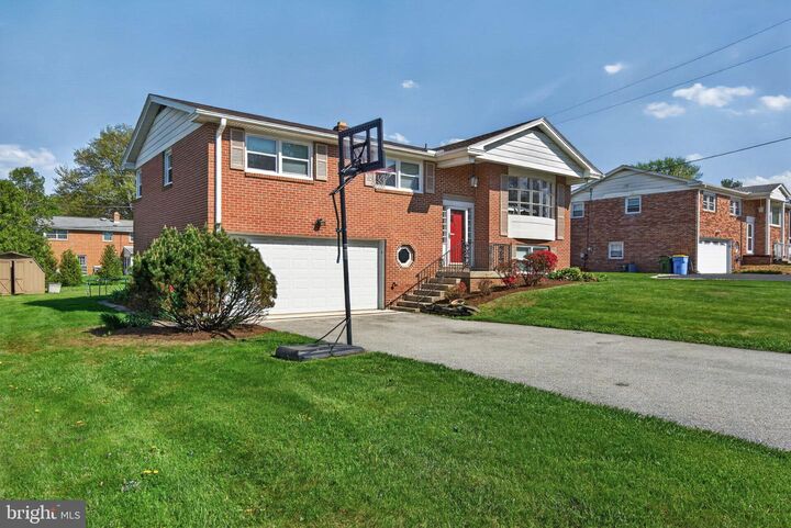 Property Photo:  425 Cortleigh  PA 17402 