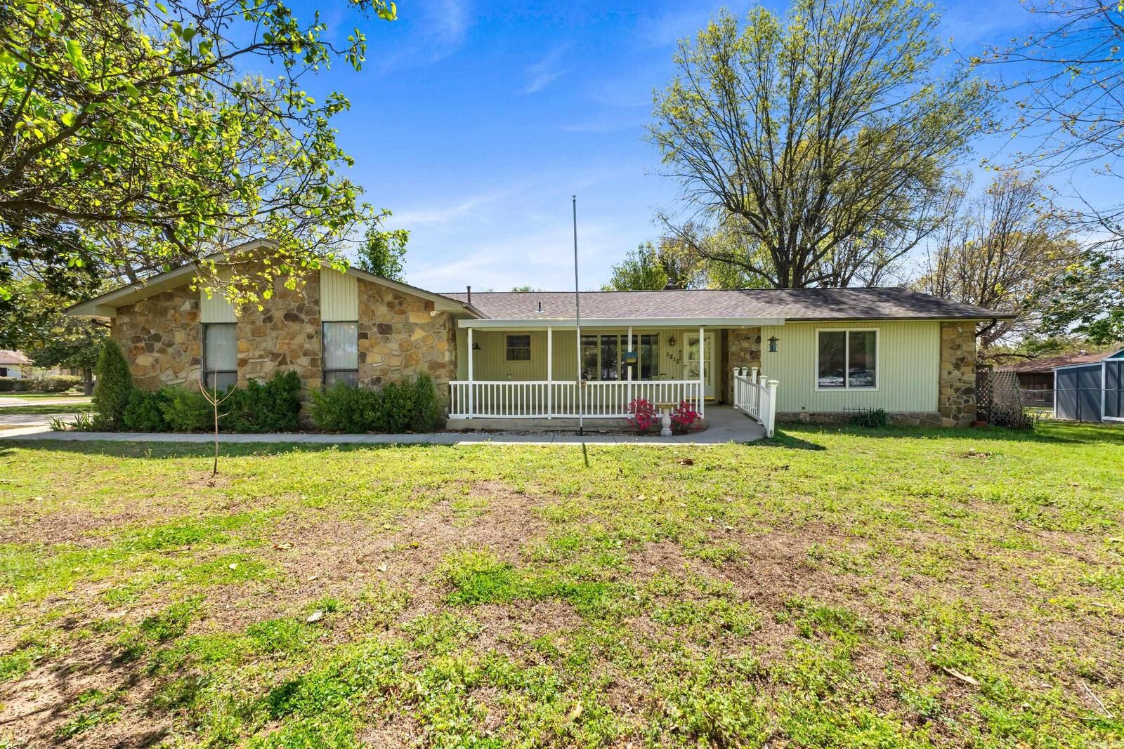 Property Photo:  1212 E 1st Street  AR 72653 