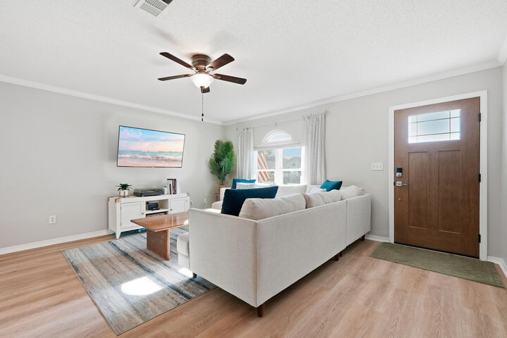 Property Photo:  986 John Wayne Circle  FL 32547 