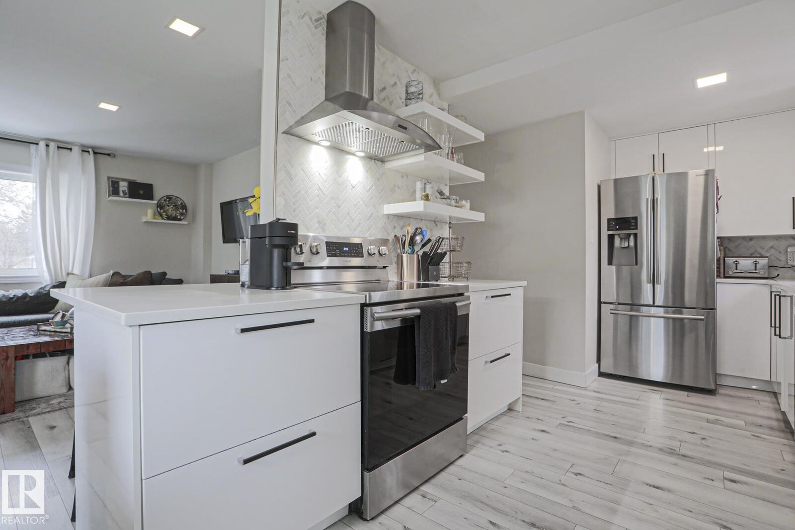 Photo de la propriété:  9319 92 Street NW  AB T6C 3R7 