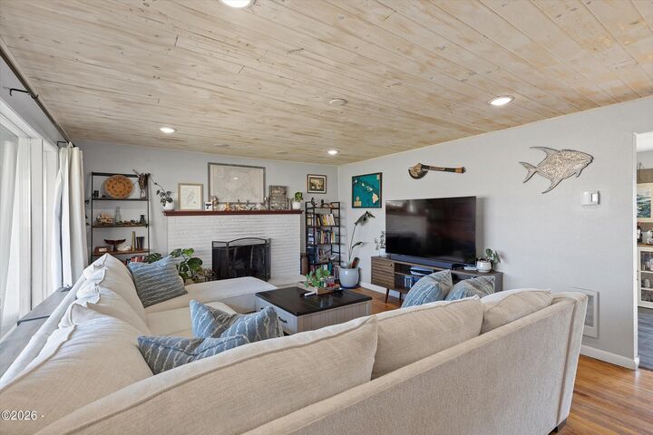 Property Photo:  537 SW 3rd Street  OR 97365 