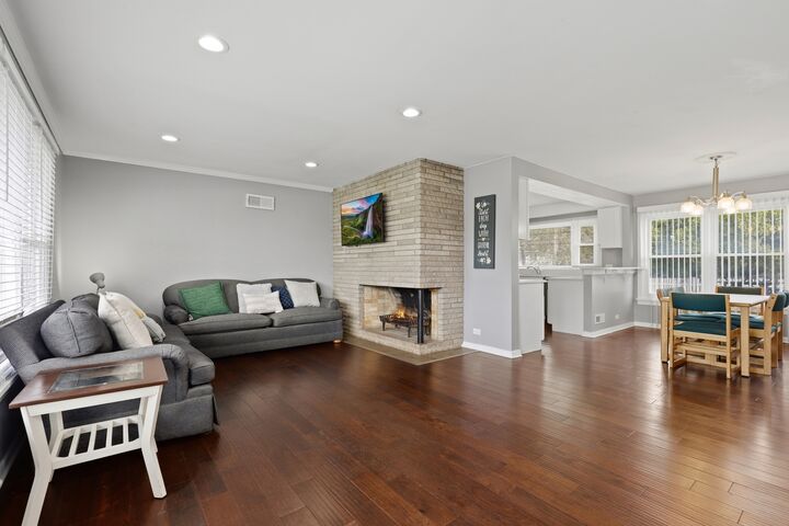 Property Photo:  1807 Glenwood Avenue  IL 60435 