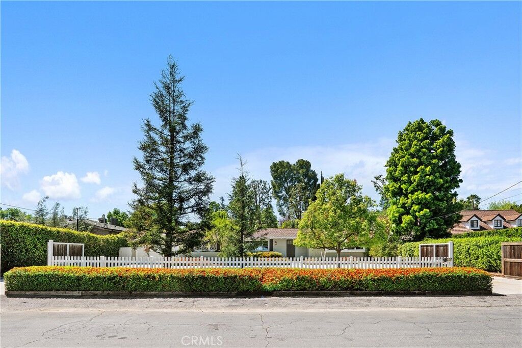 Property Photo:  5823 Lubao Avenue  CA 91367 