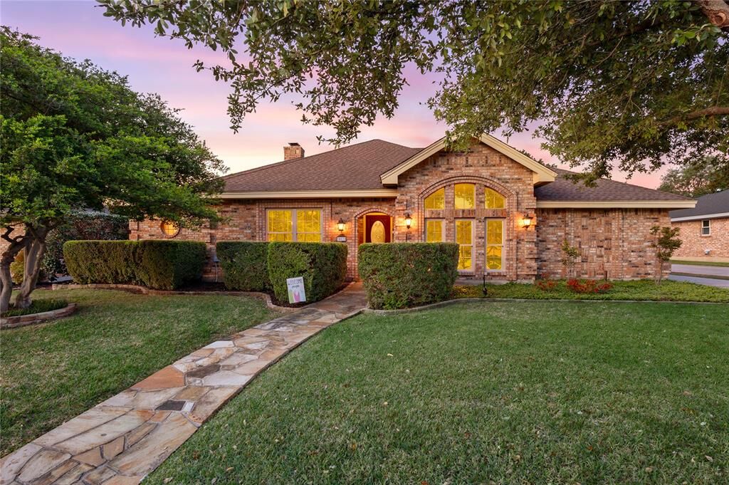 Property Photo:  517 Highland Park Drive  TX 76054 