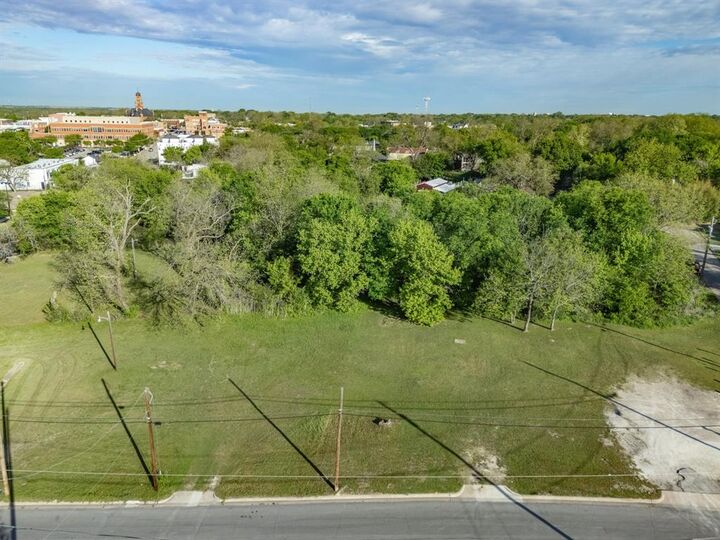 Property Photo:  105 Wyatt Street  TX 75165 