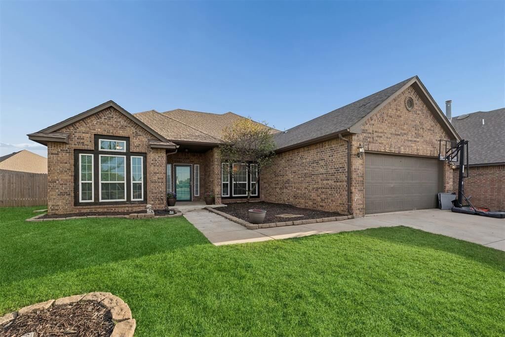 Property Photo: 8304 NW 139th Terrace OK 73142