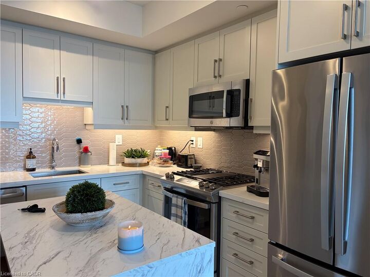 Property Photo:  2007 James Street 904  ON L7R 0G7 