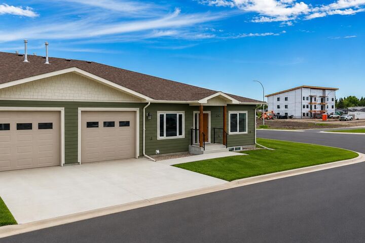 Property Photo:  171 Parkview Crescent W  AB T0K 0G0 