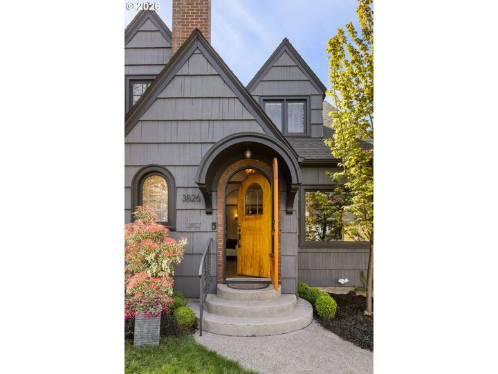 Property Photo:  3826 NE Couch St  OR 97232 