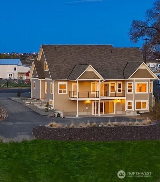 Property Photo:  