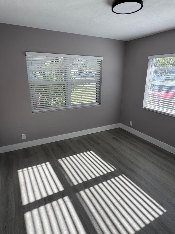 Property Photo:  4601 Poinciana Street 1  FL 33308 