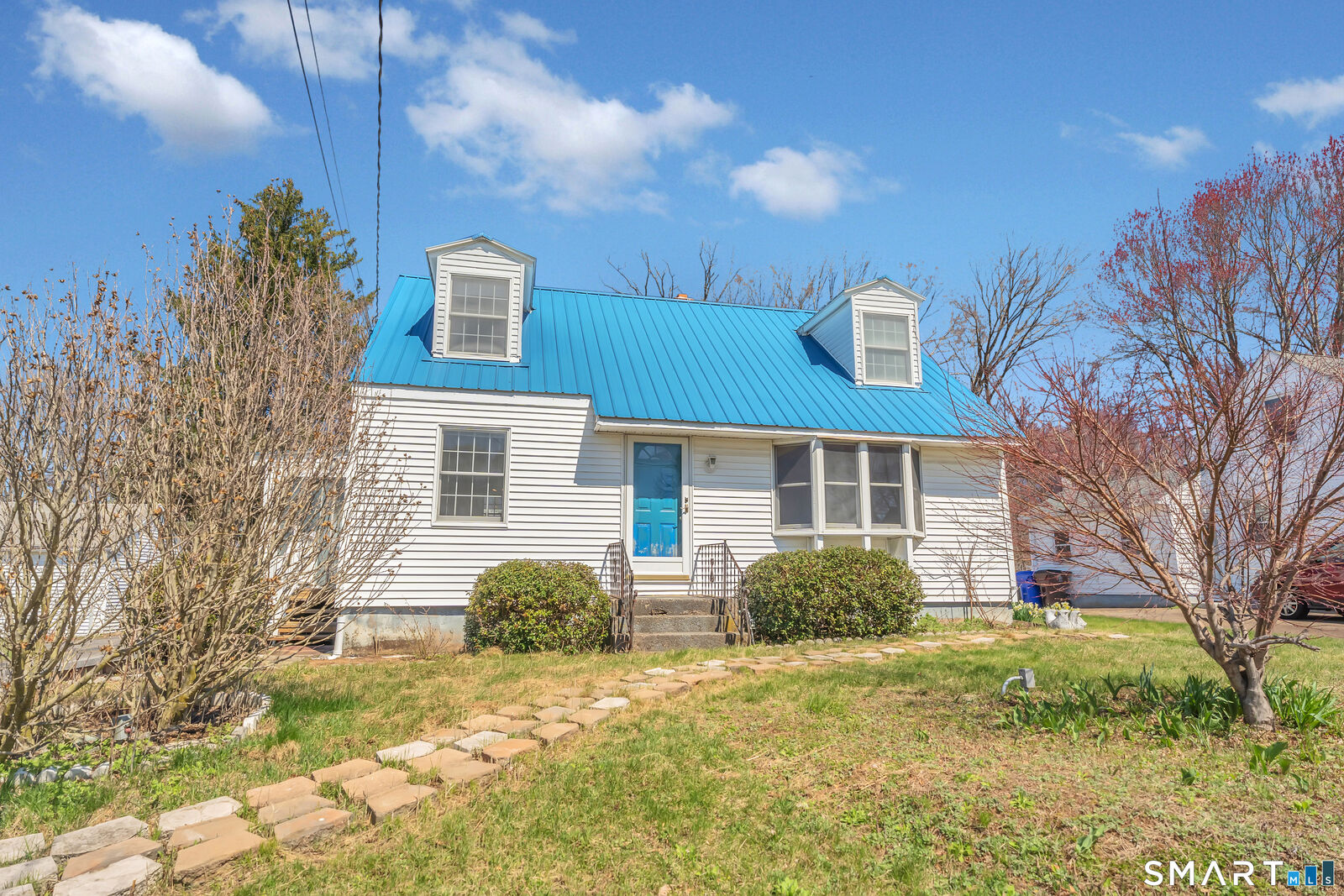 Property Photo:  1 King Court  CT 06082 