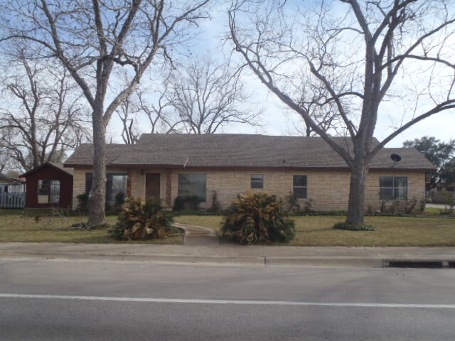 Property Photo: 901 E Central Avenue TX 78140