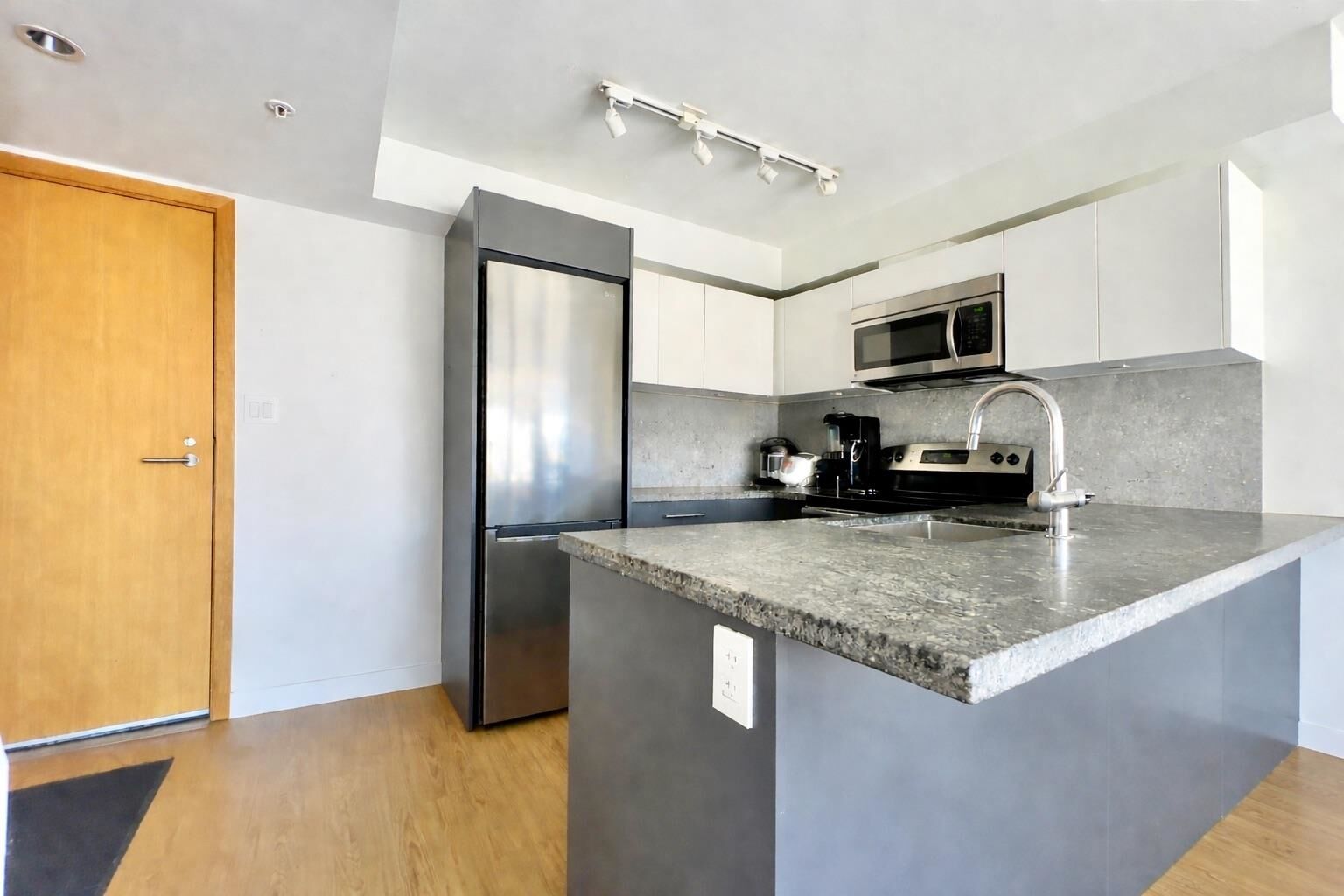 Property Photo: 188 Keefer Street 802 BC V6A 0E3