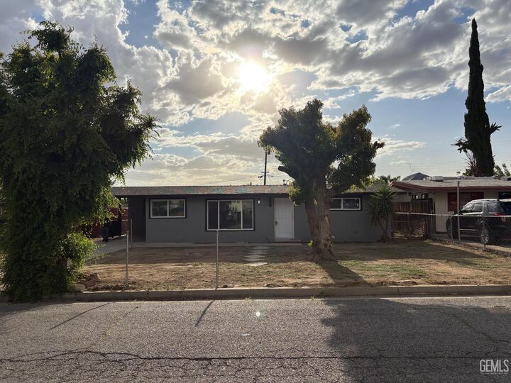 Property Photo:  714 Greenwood Drive  CA 93306 