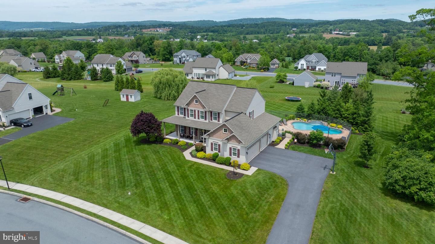 Property Photo:  122 Royal Horse Way  PA 17569 