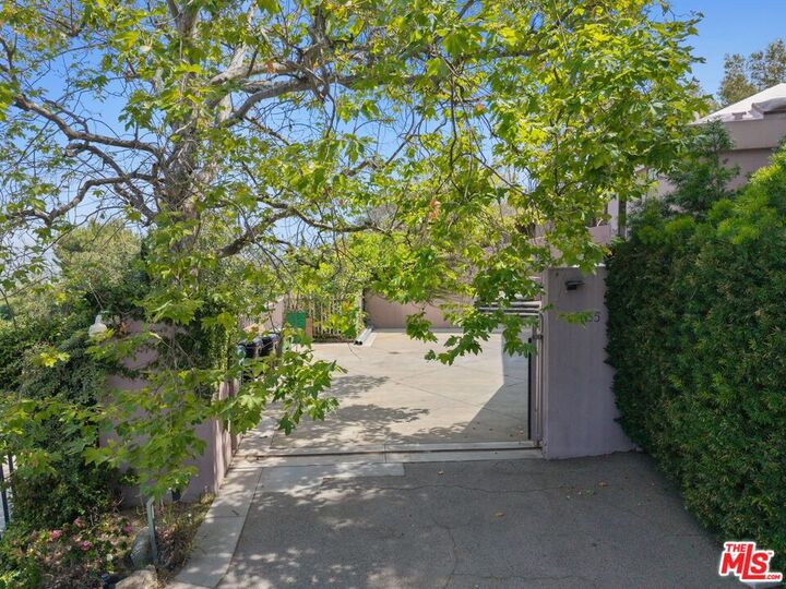 Property Photo:  13335 Mulholland Dr  CA 90210 