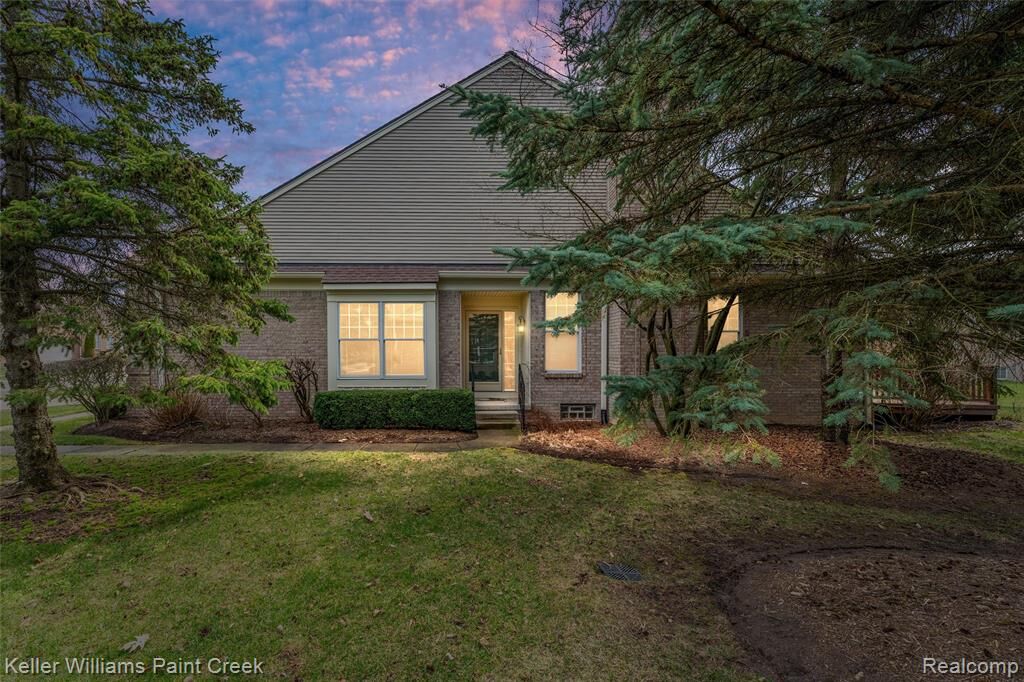 Property Photo:  1685 Maple Creek Court  MI 48306 4812 