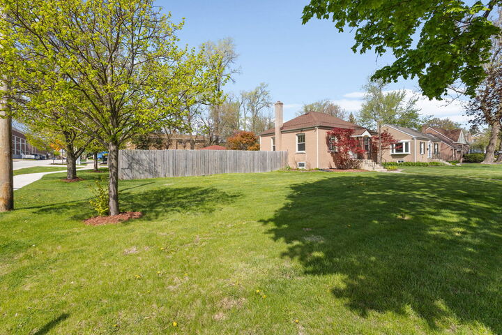 Property Photo:  132 Hiawatha Drive  IL 60514 