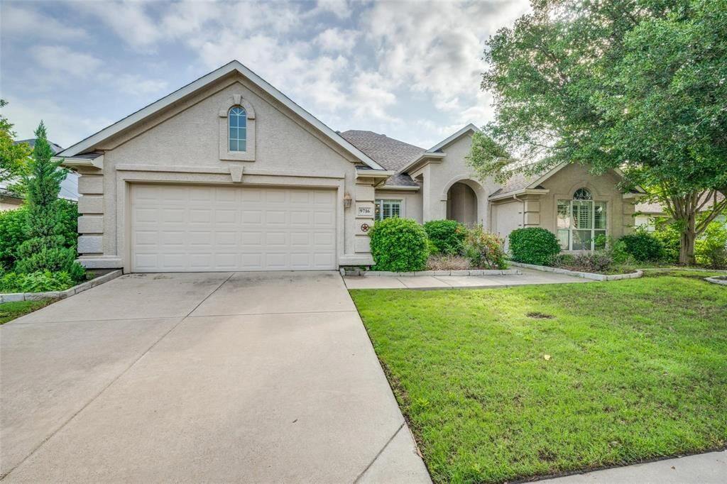 Property Photo: 9716 Amber Court TX 76207