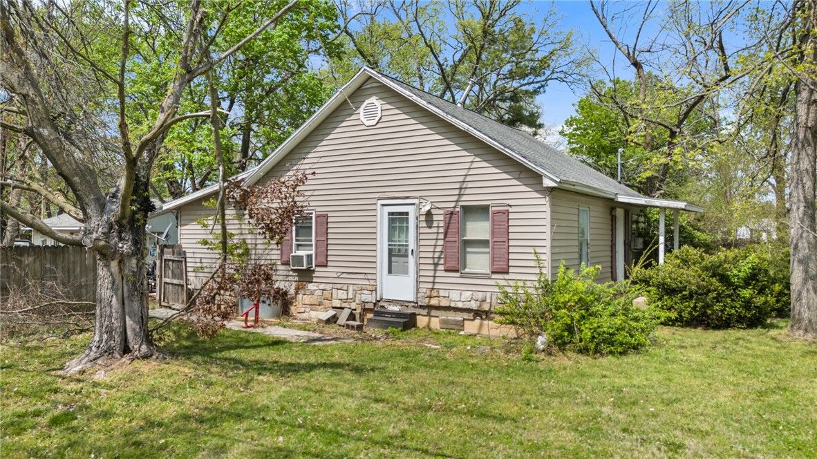 Property Photo:  429 E Mulberry  AR 72756 