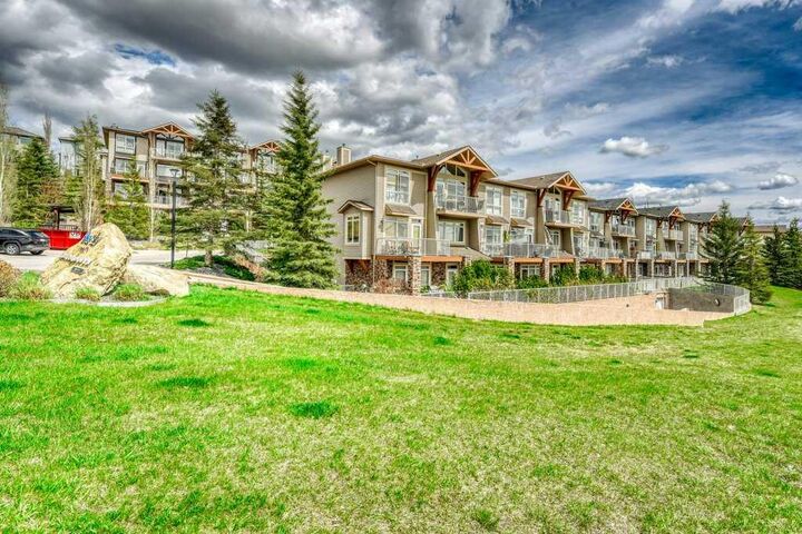 Property Photo: 148 Rockyledge View NW 13 AB T3G 5Y4