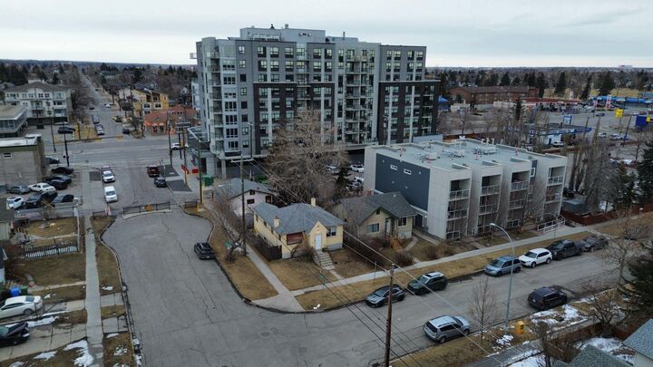 202 15 Avenue NE — photo 1