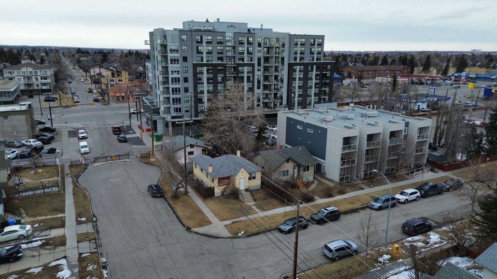 Property Photo: 202 15 Avenue NE AB T2E 1G9