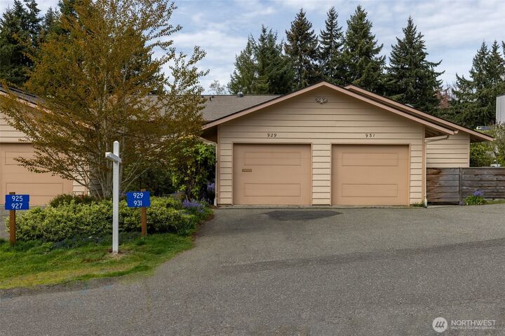 Property Photo:  929  Blue Heron Avenue NE 3  WA 98110 