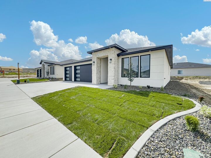 Property Photo:  2911 Meadowlark Ave  WA 99352 